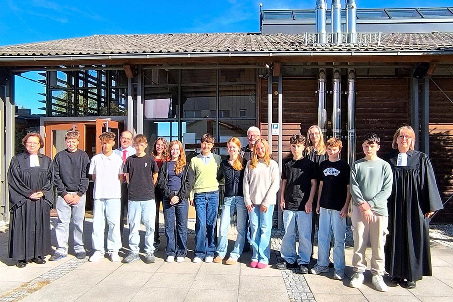 Mitwirkende im Eröffnungsgottesdienst (v.l.): Ulrike Scherf (EKHN), Anton, Mirko, Dr. Diethelm Meißner (Dezernent für Diakonie und Ökumene der EKKW), Alexander, Antje Armstroff (Referentin für Konfirmandenarbeit, rpi), Kim, Lotta, Thea, Peter Grohme (Forum Bildung und Gesellschaft der EKKW), Elisabeth, Julius, Dr. Christina Schnepel (Leiterin Zentrum Oekumene der EKHN und EKKW), Jonathan, Jan, Pfarrerin Ivonne Heinrich (Ev. Emmausgemeinde Eppstein)