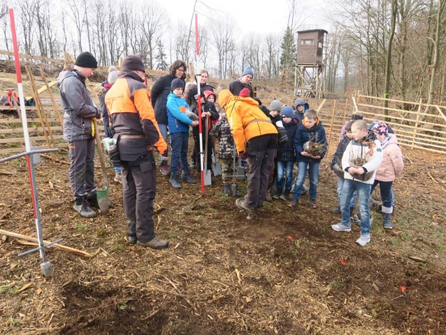 Pflanzaktion der Schülerinnen und Schüler der Auenbergschule Bad Wildungen am 29.3.2023. (Quelle: Albus) 