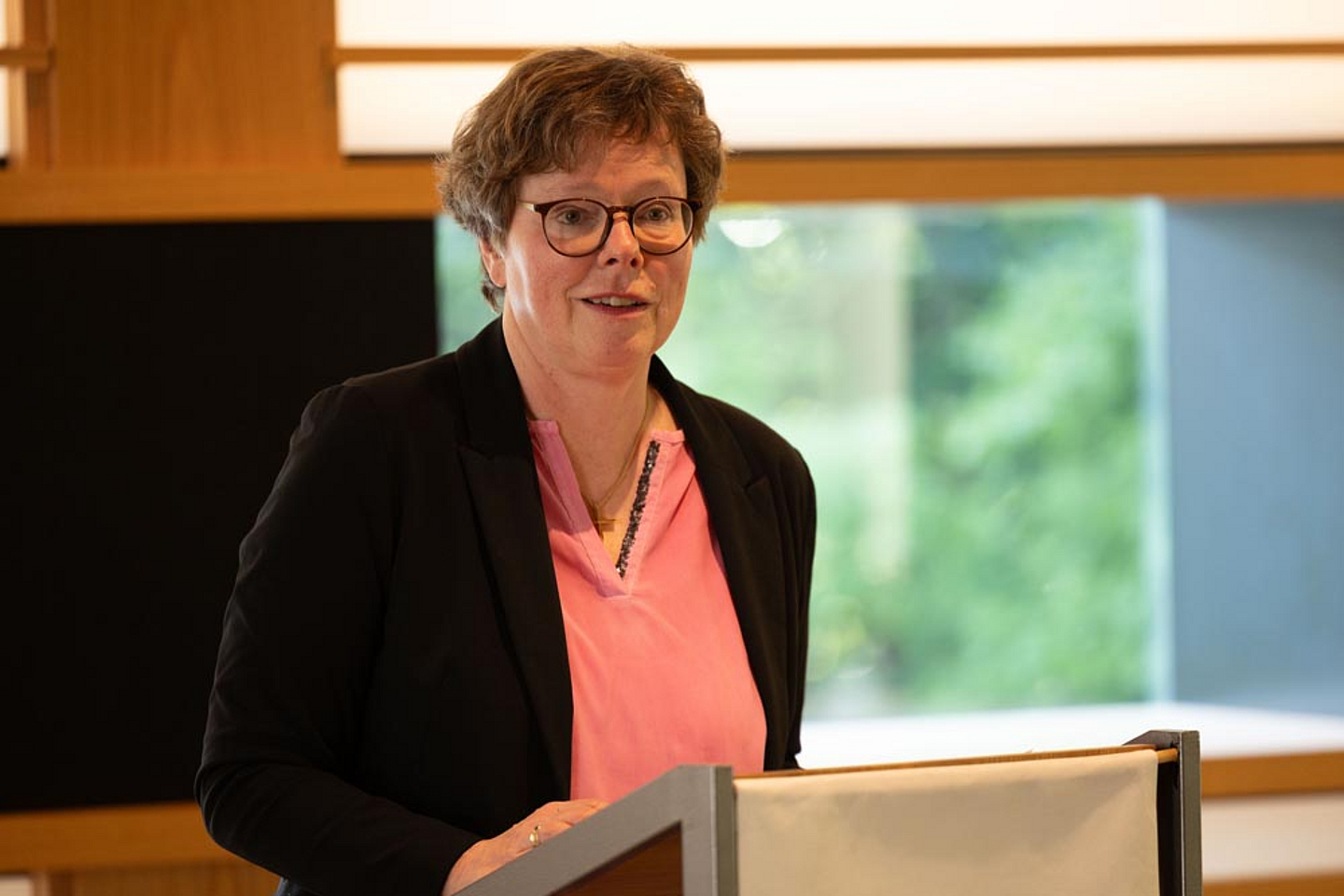 Bischöfin Dr. Beate Hofmann bei der Eröffnung der Ausstellung