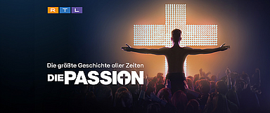Der Privatsender RTL bringt am 27. März die Passionsgeschichte ins Fernsehen. Die Produktion wird in Kassel realisiert und an dem Tag um 20.15 Uhr live übertragen. Am Aufführungsort begleiten die evangelische und die katholische Kirche das Event mit eigenen Aktionen. (Grafik: RTL)