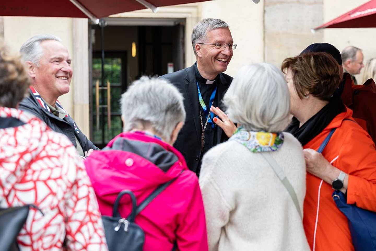 Bischof Dr. Michael Gerber im Gespräch mit Menschen vor Ort Bischof Dr. Michael Gerber im Gespräch mit Menschen vor Ort
