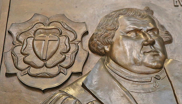 Schlosskirche in Lutherstadt Wittenberg Relief mit Luther und der Lutherrose in der Schlosskirche in Wittenberg. (Foto: medio.tv/Dellit)