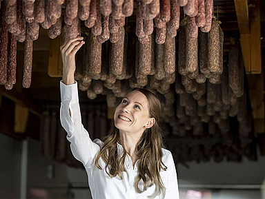 Katharina Koch im «Wilhelmsthaler Wurstehimmel», wie die Reifekammern auf dem Dachboden des Fachwerkhauses in Calden genannt werden. Dort entwickeln ihre Wurstspezialitäten das besondere Aroma. 