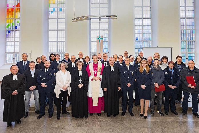 Ökumenischer Adventsgottesdienst der Polizeiseelsorge 2022 Alle eingeführten Beiräte mit Bischöfin Hofmann (1.R.5.v.l.), Bischof Gerber (1.R.6.v.l.), Landespolizeipfarrer Ulrich Briesewitz (1.R.6.v.l.) und der Landesbeauftragten der katholischen Polizeiseelsorge, Sabine Christe-Philippi (3.R.r.)