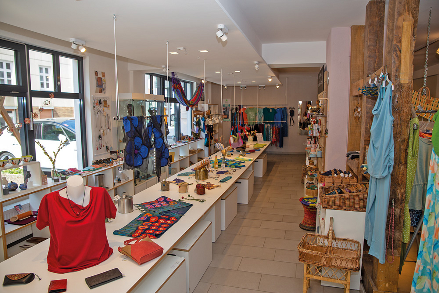 Weltladen Bad Hersfeld - Blick in den Mode- und Textilbereich