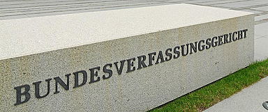 Eingang zum Richtergebäude des Bundesverfassungsgerichts in Karlsruhe. (Foto: Rainer Lück/Wikipedia)