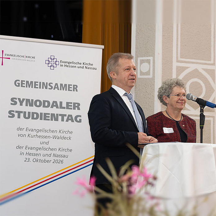 Präses Dr. Michael Schneider (EKKW) und Präses Dr. Birgit Pfeiffer (EKHN) in der Homberger Stadthalle. Präses Dr. Michael Schneider (EKKW) und Präses Dr. Birgit Pfeiffer (EKHN) in der Homberger Stadthalle.