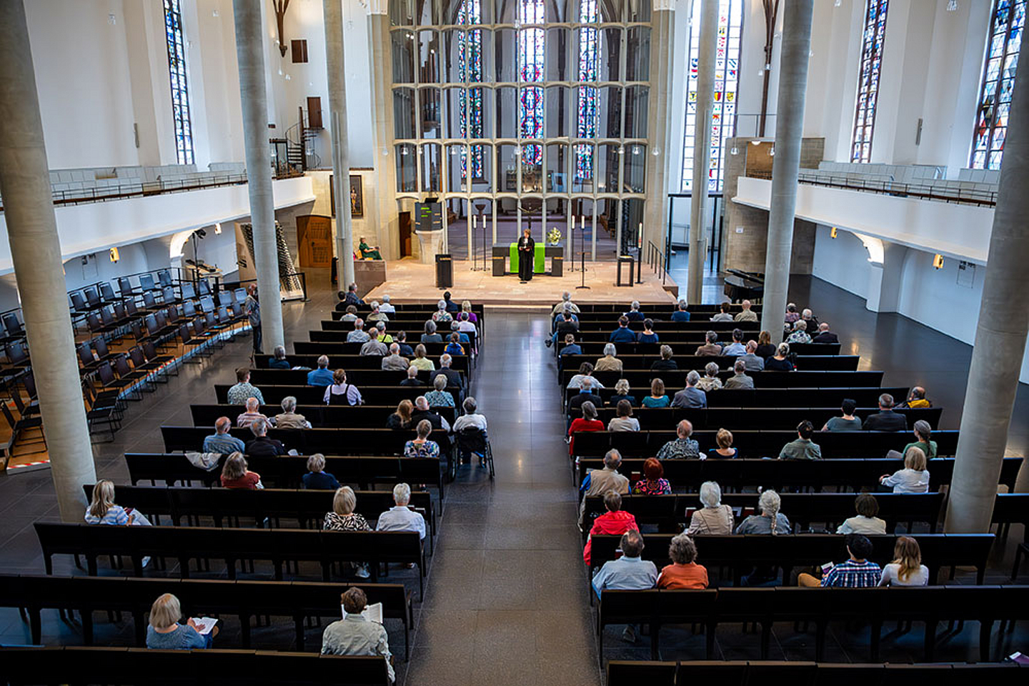 75 Jahre Grundgesetz: Gottesdienst in der Kasseler Martinskirche, den die Bischöfin der Evangelischen Kirche von Kurhessen-Waldeck (EKKW), Dr. Beate Hofmann (im Bild), gemeinsam mit der Präsidentin des Bundessozialgerichts, Dr. Christine Fuchsloch, gestaltet hat. Foto: Karsten Socher