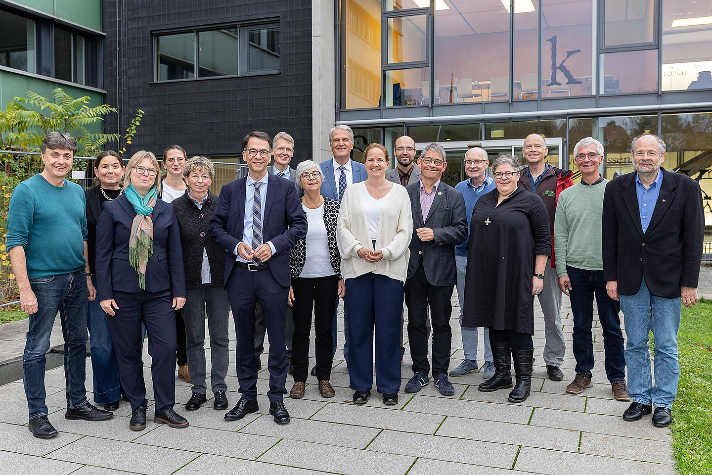 Die Teilnehmenden der Jahreskonferenz Ev. Gefängnisseelsorge Hessen und Hessisches Justizministerium vor dem Kasseler Haus der Kirche