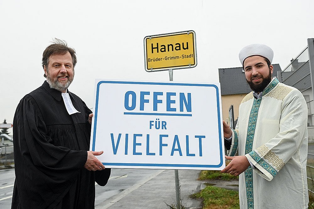 Dr. Martin Lückhoff, Dekan des Evangelischen Kirchenkreises Hanau, und Mustafa Macit Bozkurt, Imam des Islamischen Vereins Hanau e.V., ermutigen, aktiv bei der Türschild-Kampagne mitzumachen.