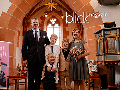 Die zweite Hochzeit: 2013 hatten Ina und Marco Wagner geheiratet, dieses Jahr holten sie die kirchliche Trauung in Hebel nach. Die Söhne Ole, Emil und Pepe feierten mit