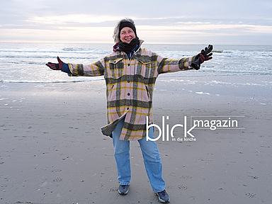 Pfarrerin Kerstin Grenzebach am Strand auf der Insel Langeoog