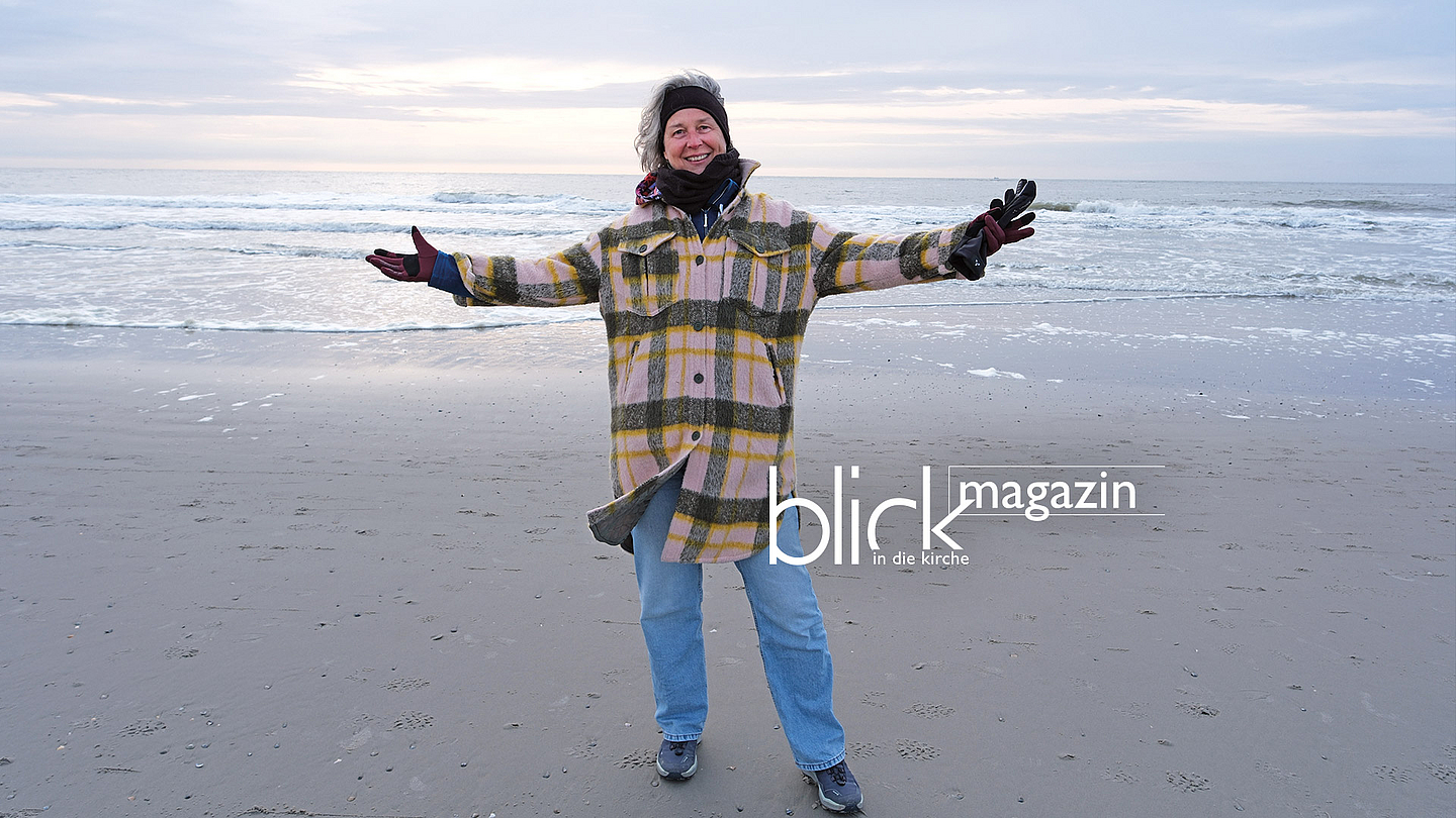 Pfarrerin Kerstin Grenzebach am Strand auf der Insel Langeoog