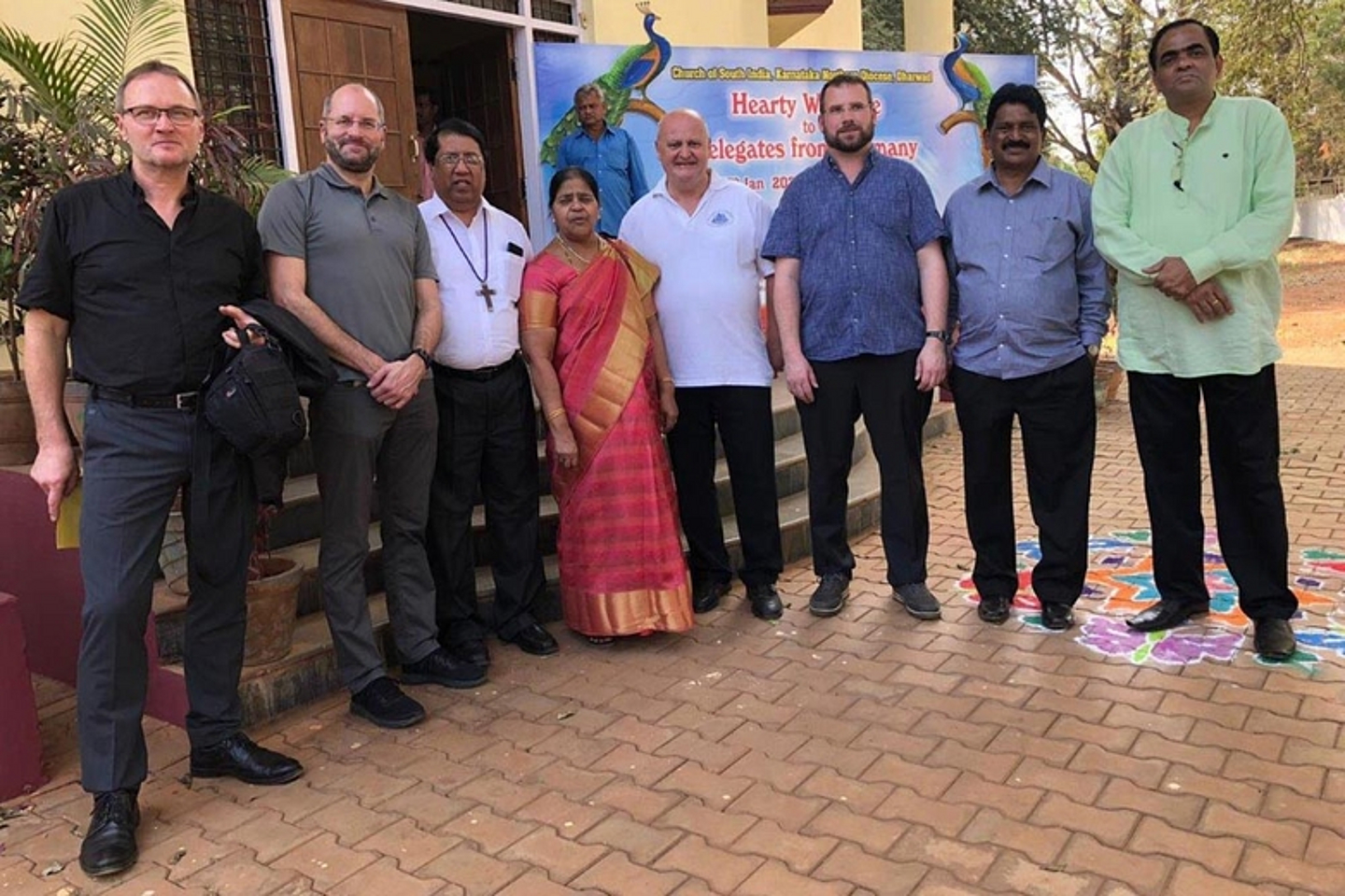 Delegation mit Bischof und Kirchenleitung (v.l.): Pfarrer Müller, Dekan Mecke, Bischof Niranjan und Ehefrau Hanna, Lothar Krass, Sebastian Voss, Schatzmeister Paul Anand und Geschäftsführer Vijaikumar Dandin. (Foto: medio.tv/Müller)