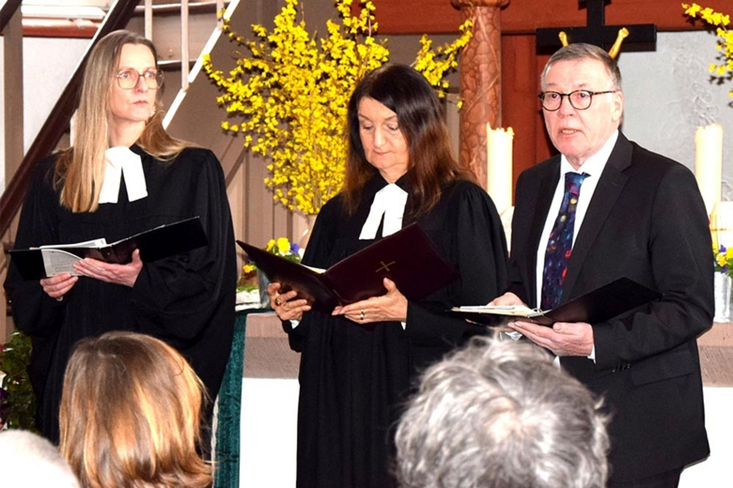 Pfarrerin Christina Schnepel, Oberlandeskirchenrätin Claudia Brinkmann-Weiß und Oberkirchenrat Detlev Knoch - Eröffnung der Spendenaktion «Hoffnung für Osteuropa» am 26.2.2023 in Schotten-Breungeshain. (Foto: ekhn/Gert Holle)