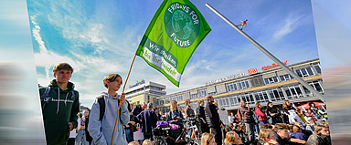 Viele Menschen zog es zum «Klimastreiktag» am 23. September 2022 zu Aktionen und Demonstrationen für das Klima auf die Straße. Unser Foto zeigt einen Protestzug vor dem Kasseler Hauptbahnhof. (Foto: medio.tv/Schauderna)