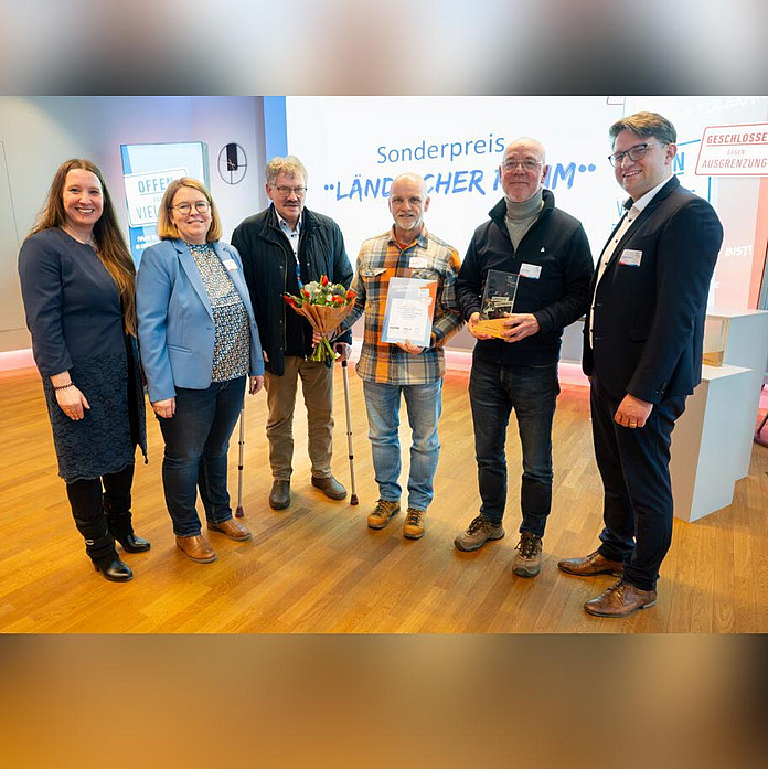 Vertreterinnen und Vertreter des Projekts Werkraum Treysa mit Christoph Lübcke (r.) bei der Verleihung der Auszeichnung.