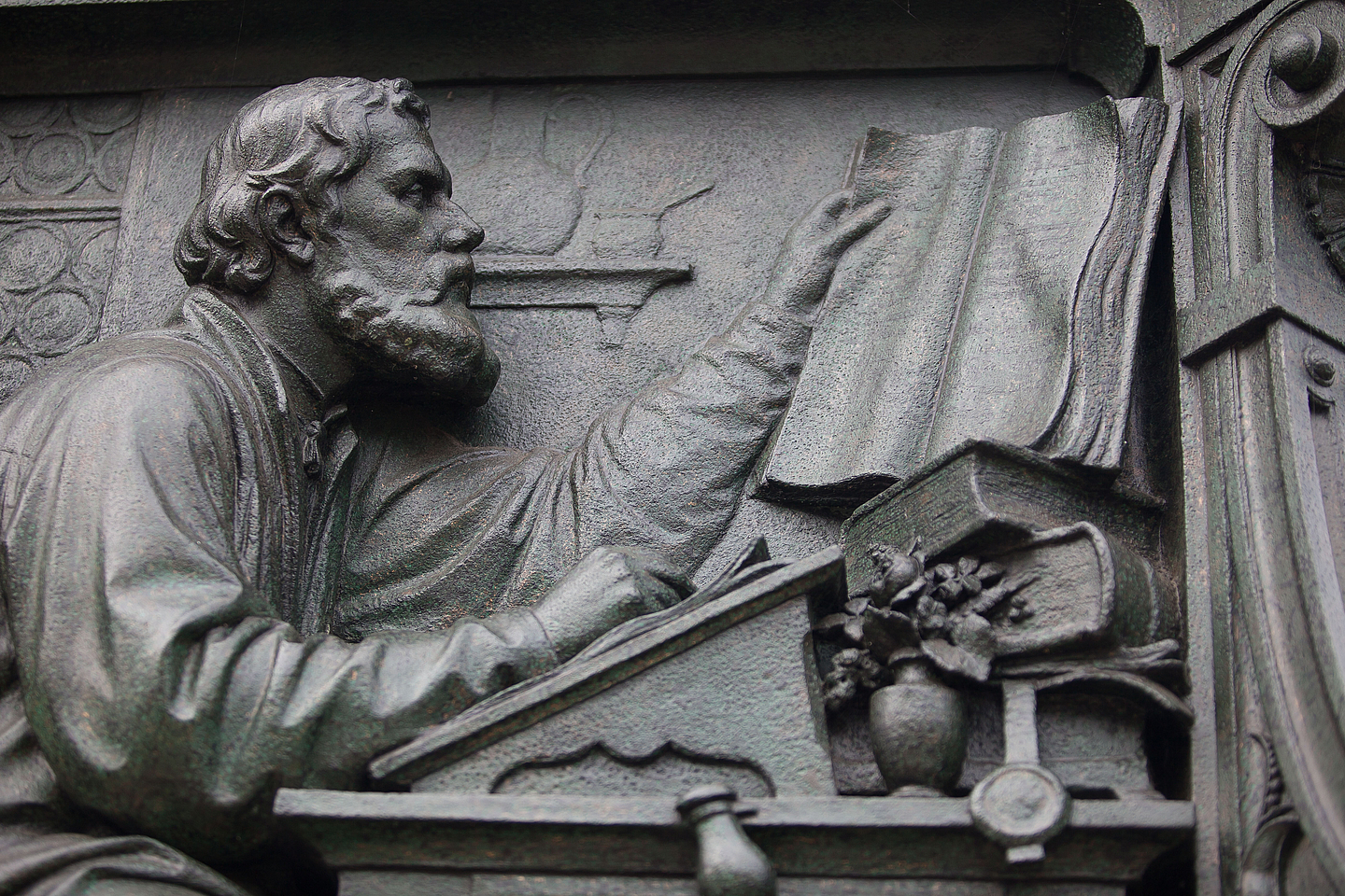 Abbildung an der Statue Luthers auf dem Karlsplatz in Eisenach.