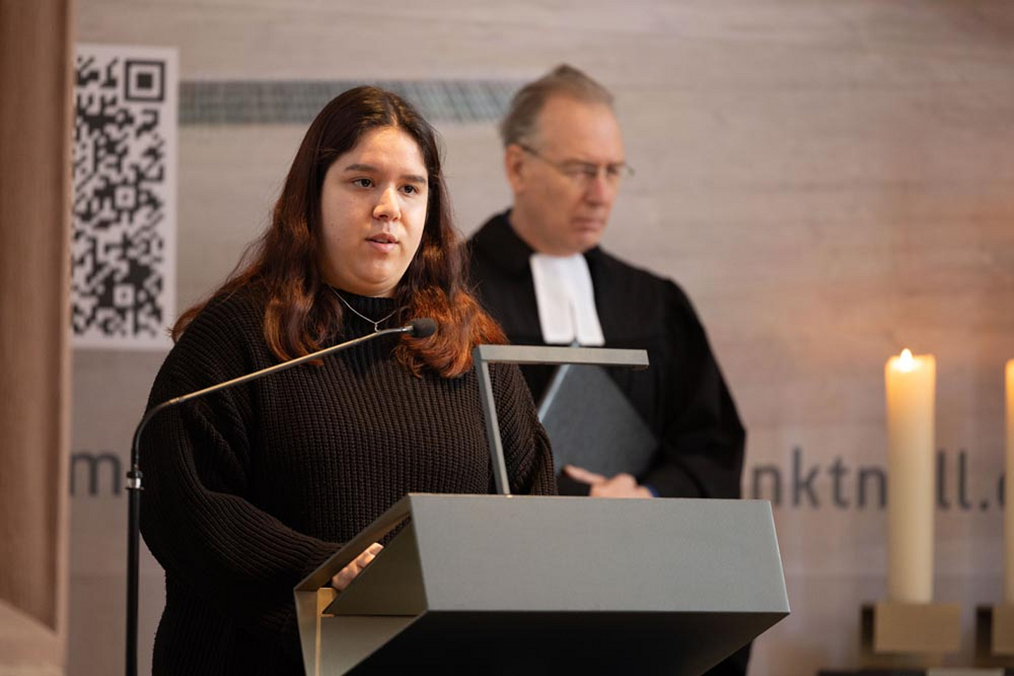 Büsra Cürebal (Bildungsinitiative Ferhat Unvar) verlas die Namen der Opfer im Gottesdienst
