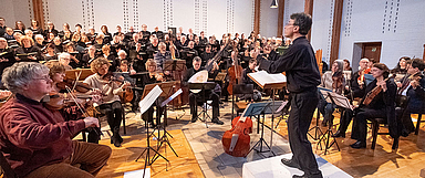 Aufführung unter der Leitung von Bezirkskantor Christian Mause (dirigiert): Die Hanauer Kantorei, das Orchester «L'arpa festante» sowie Solistinnen und Solisten in der Hanaer Christuskirche. (Foto: medio.tv/Schauderna)