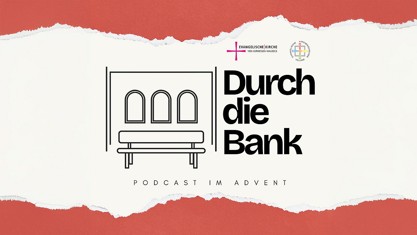Grafik mit dem Schriftzug „Durch die Bank – Podcast im Advent“, einer gezeichneten Bank und drei Fenstern, Logos der EKKW, roter Hintergrund mit weißem Papierstreifen.