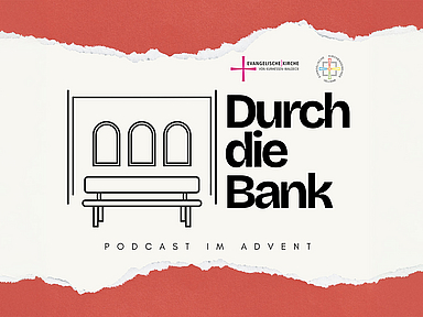 Grafik mit dem Schriftzug „Durch die Bank – Podcast im Advent“, einer gezeichneten Bank und drei Fenstern, Logos der EKKW, roter Hintergrund mit weißem Papierstreifen.