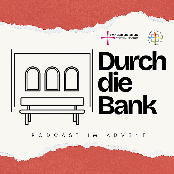 Grafik mit dem Schriftzug „Durch die Bank – Podcast im Advent“, einer gezeichneten Bank und drei Fenstern, Logos der EKKW, roter Hintergrund mit weißem Papierstreifen.