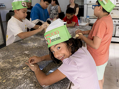 Das Foto zeigt Kinder beim Brotback-Workshop einer Partnerorganisation in La Casona, Florencia Varela, Provinz Buenos Aires, Argentinien, am 11. November 2025. 