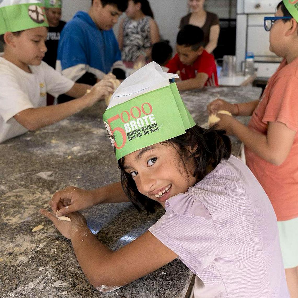 Das Foto zeigt Kinder beim Brotback-Workshop einer Partnerorganisation in La Casona, Florencia Varela, Provinz Buenos Aires, Argentinien, am 11. November 2025. 