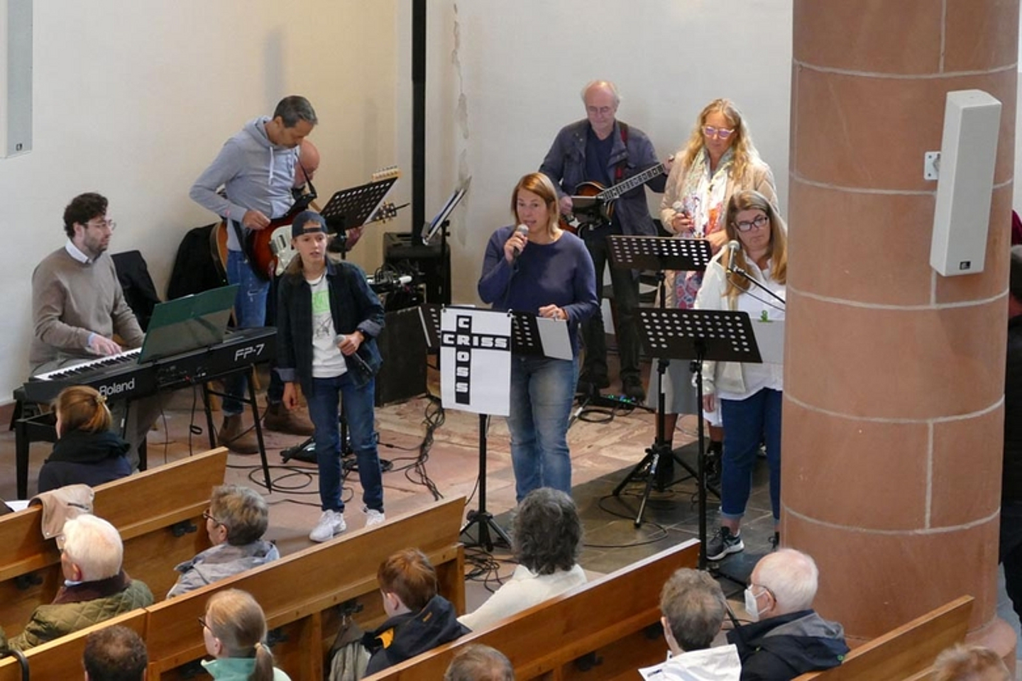 Musikalische Gestaltung durch die Kirchenband Criss Cross - Abschlussgottesdienst im Jubiläumsprogramm der evangelischen Kirche zum 425jährigen Jubiläum der Hanauer Neustadt am 2. Oktober 2022 in der Hanauer Marienkirche. (Foto: Sascha Leonhardi)