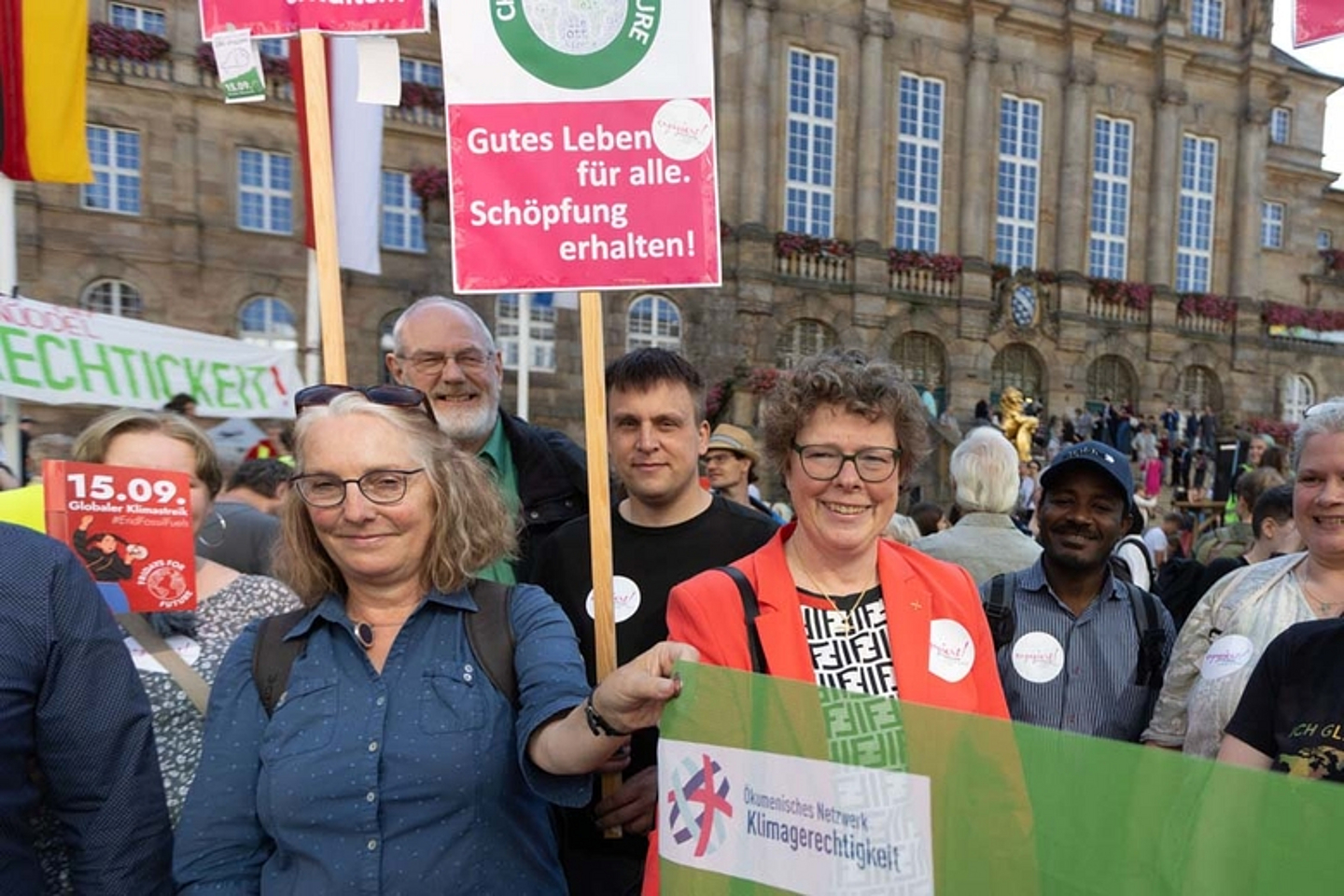 Unser Foto zeigt Bischöfin Beate Hofmann (r.) und Oberkirchenrätin Dr. Ruth Gütter, ehemalige Dezernentin für Ökumene und Diakonie der EKKW und zuletzt Referentin für Nachhaltigkeit im Kirchenamt der EKD, beim Klimastreik in Kassel.