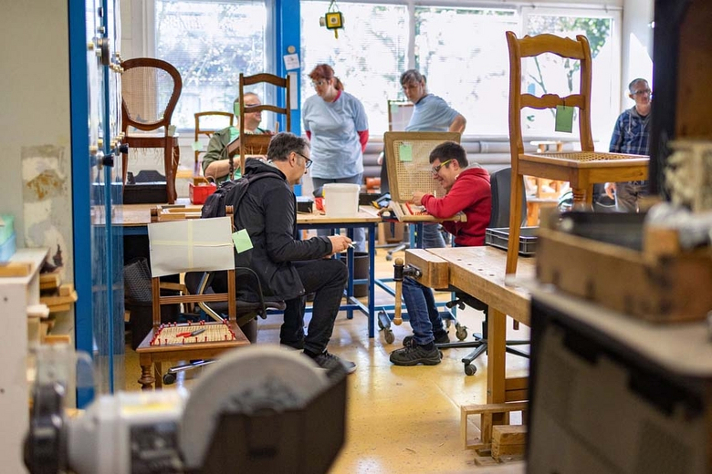 Stuhlflechten in den Caldener Werkstätten