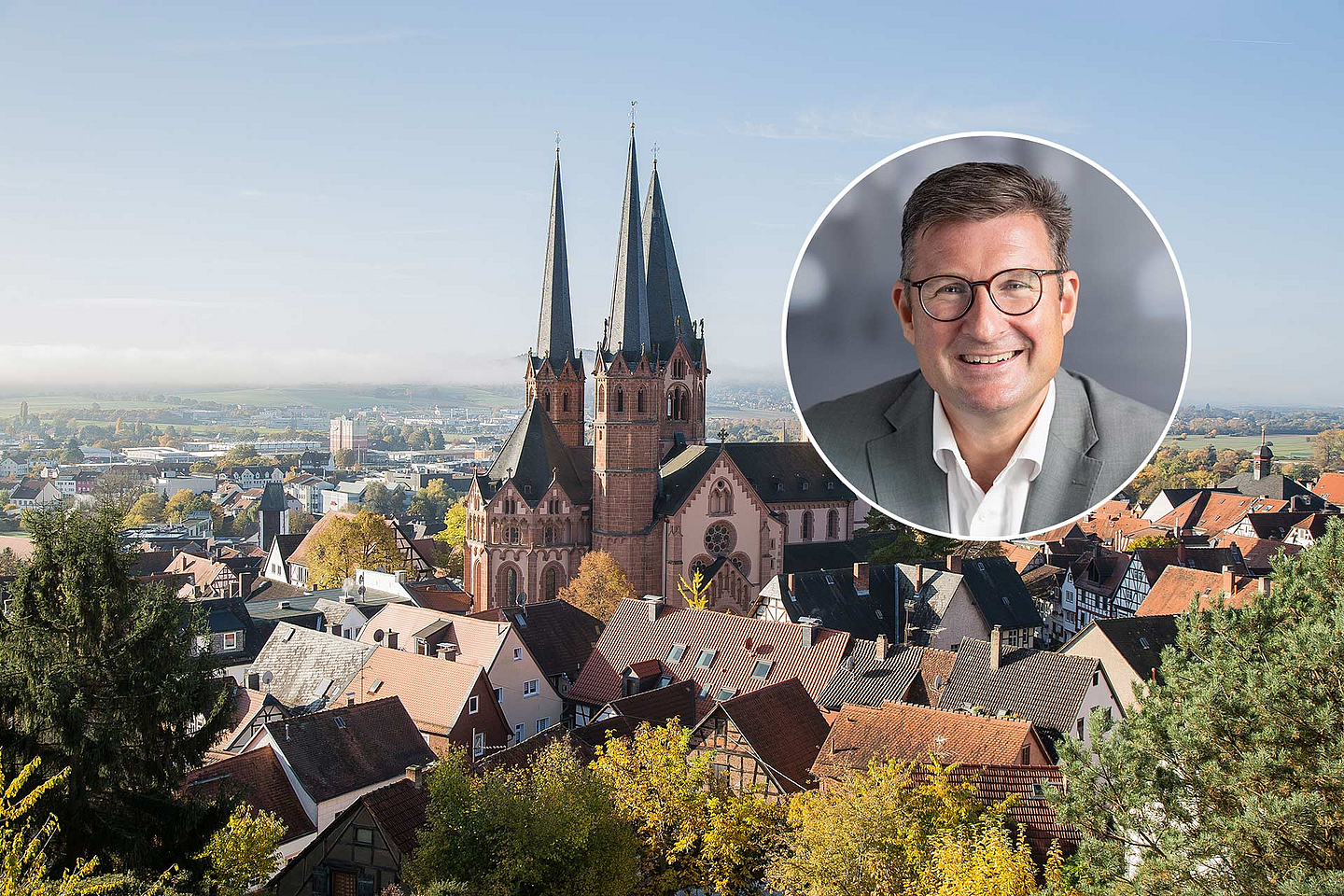 Unser Foto zeigt Pfarrer Marvin Lange. Im Hintergrund sieht man Gelnhausen mit der markanten Marienkirche. In der Stadt befindet sich das Dekanat des Kirchenkreises. 
