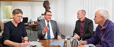 Bischof Martin Hein (2.v.l.) im Gespräch mit den Redakteuren Torsten Scheuermann (1.v.l.) und Christian Prüfer (4.v.l.) sowie dem stellv. Sprecher der Landeskirche, Pfarrer Christian Fischer (3.v.l.). (Foto: medio.tv/Schauderna)