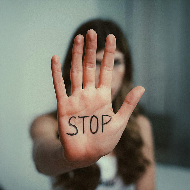 Eine Frau zeigt ihre Hand, auf der Stop geschrieben ist. Daneben steht der Schriftzug "Sexualisierte Gewalt". Eine Frau zeigt ihre Hand, auf der Stop geschrieben ist. Daneben steht der Schriftzug "Sexualisierte Gewalt".