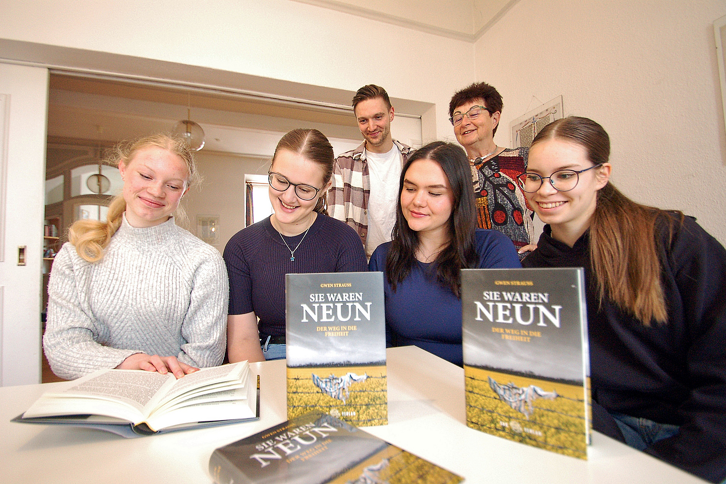 Die Jugendlichen mit dem Ergebnis ihrer Übersetzungsarbeit. Die Jugendlichen mit dem Ergebnis ihrer Übersetzungsarbeit.