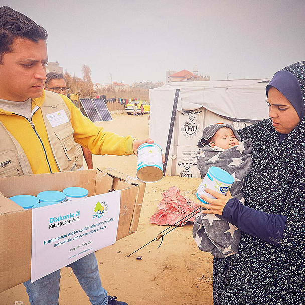 Ein Mitarbeiter der Hilfsorganisation verteilt Dosenmilch für Neugeborene und Kleinkinder in einem Flüchtlingscamp in Rafah im südlichen Gazastreifen.