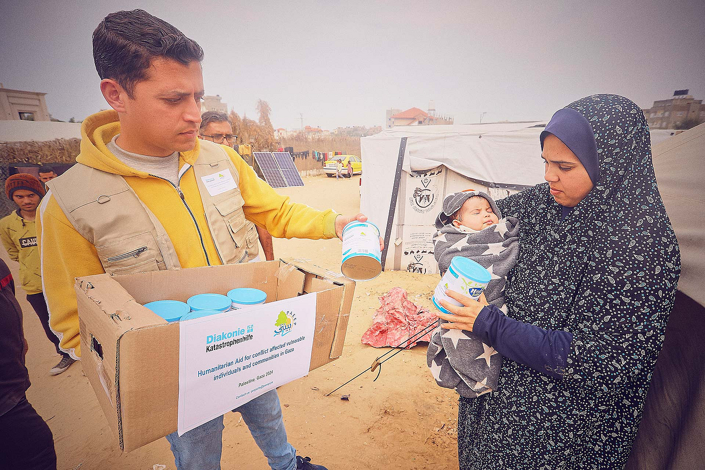 Ein Mitarbeiter der Hilfsorganisation verteilt Dosenmilch für Neugeborene und Kleinkinder in einem Flüchtlingscamp in Rafah im südlichen Gazastreifen.