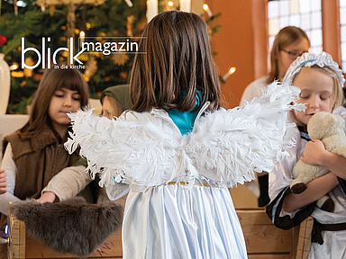 Lebendige Weihnachtsgeschichte: An Heiligabend gibt es in vielen Kirchen Krippenspiele. Unser Foto zeigt Kinder in einer Kirche. Im Vordergrund sieht man ein Kind, das einen Engel spielt.