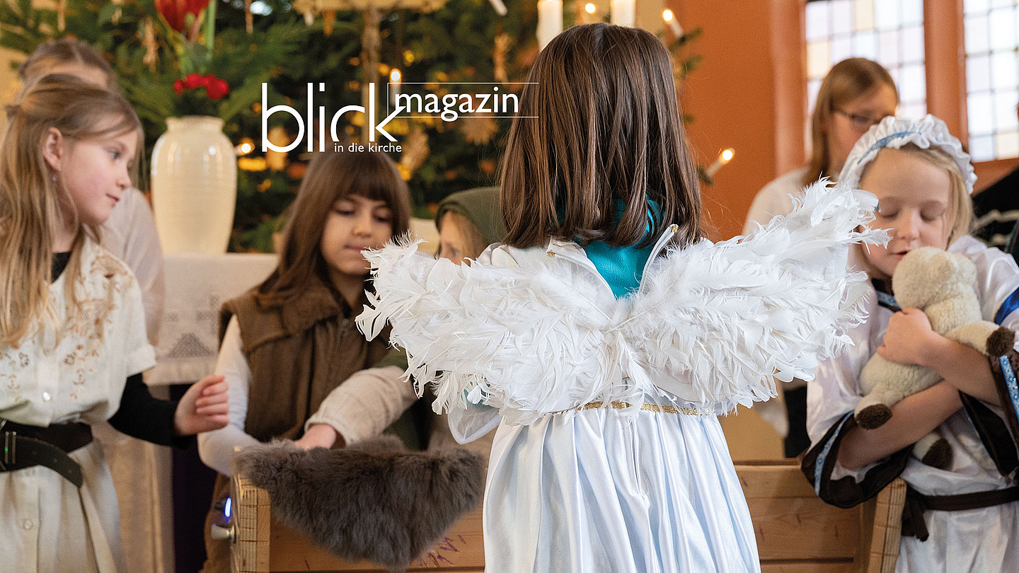 Lebendige Weihnachtsgeschichte: An Heiligabend gibt es in vielen Kirchen Krippenspiele. Unser Foto zeigt Kinder in einer Kirche. Im Vordergrund sieht man ein Kind, das einen Engel spielt.