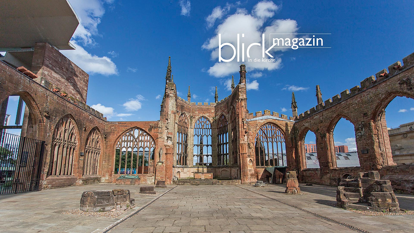 Aus den Trümmern der Stadt Coventry und ihrer mittelalterlichen Kathedrale ist eine weltweite Bewegung entstanden, die sich um Frieden und Versöhnung bemüht. Unser Foto zeigt die Ruine der Kathedrale