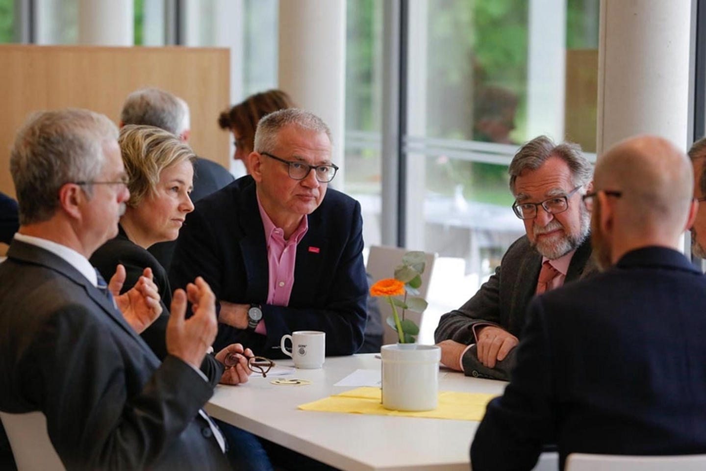 In Arbeitsgruppen wurden anschließend die Themen des Berichts vertieft und Konsequenzen diskutiert. (Foto: medio.tv/Schauderna)