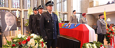 Unser Archiv-Foto zeigt den aufgebahrten Sarg von Dr. Walter Lübcke vor einem Jahr bei der Trauerfeier in der Kasseler Martinskirche. (Foto: Andreas Fischer)