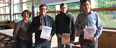 V.l.: Dr. Anke Holl (Schulleiterin), Martin Michel (betreuender Lehrer) und die Schüler Sebastian Schnell und Elias Hamel (Foto: Melanchthon-Schule)