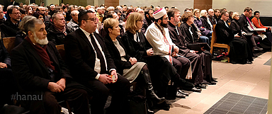 Viele Menschen standen beim Friedensgebet in der Hanauer Marienkirche für ein solidarisches Miteinander ein. Auf unserem Foto sind u.a. zu sehen (ab 2.v.l.): Niko Deeg (Jüdisch Chassidische Kultusgemeinde Breslev Deutschland), Stadtverordnetenvorsteherin Beate Funck, Pfarrerin Katrin Kautz (Evangelische Christuskirche), Imam Mustafa Macit Bozkurt (Islamischer Verein Hanau), Dekan Dr. Martin Lückhoff (Evangelischer Kirchenkreis Hanau), Bischöfin Dr. Beate Hofmann, Pfarrer Torben W. Telder (Wallonisch-niederländische Gemeinde), Dr. Stefanie Keilig und Jakob Lotz (Kirchenvorstand der Stadtkirchengemeinde) und Pfarrer Dirk Krenzer (Katholische Pfarrgemeinde Mariae Namen). (Foto: medio.tv/Schauderna)