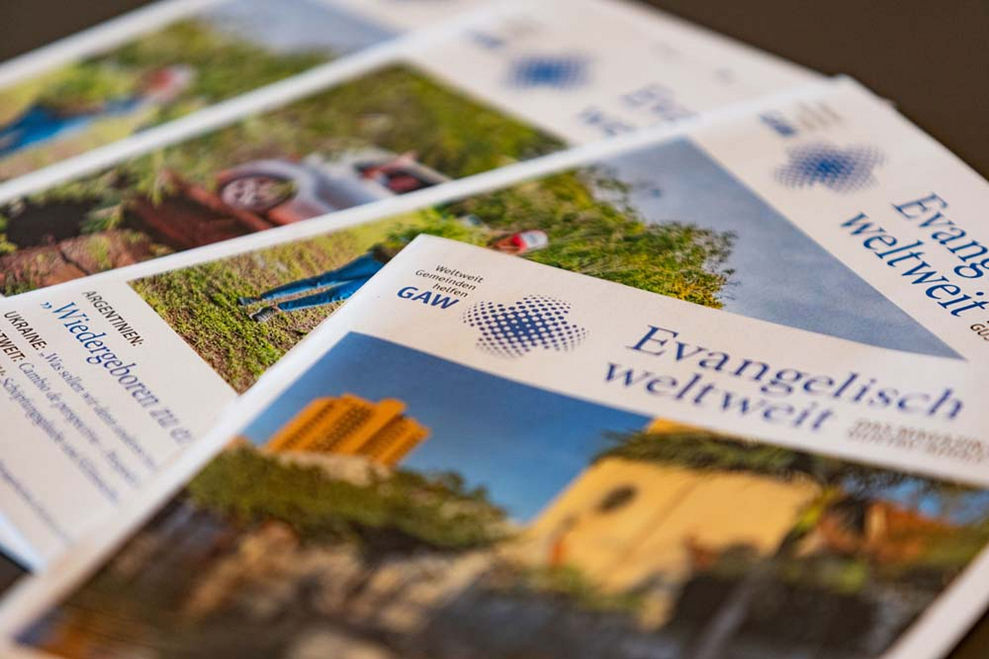 Ausgaben des GAW-Magazins „Evangelisch weltweit“
