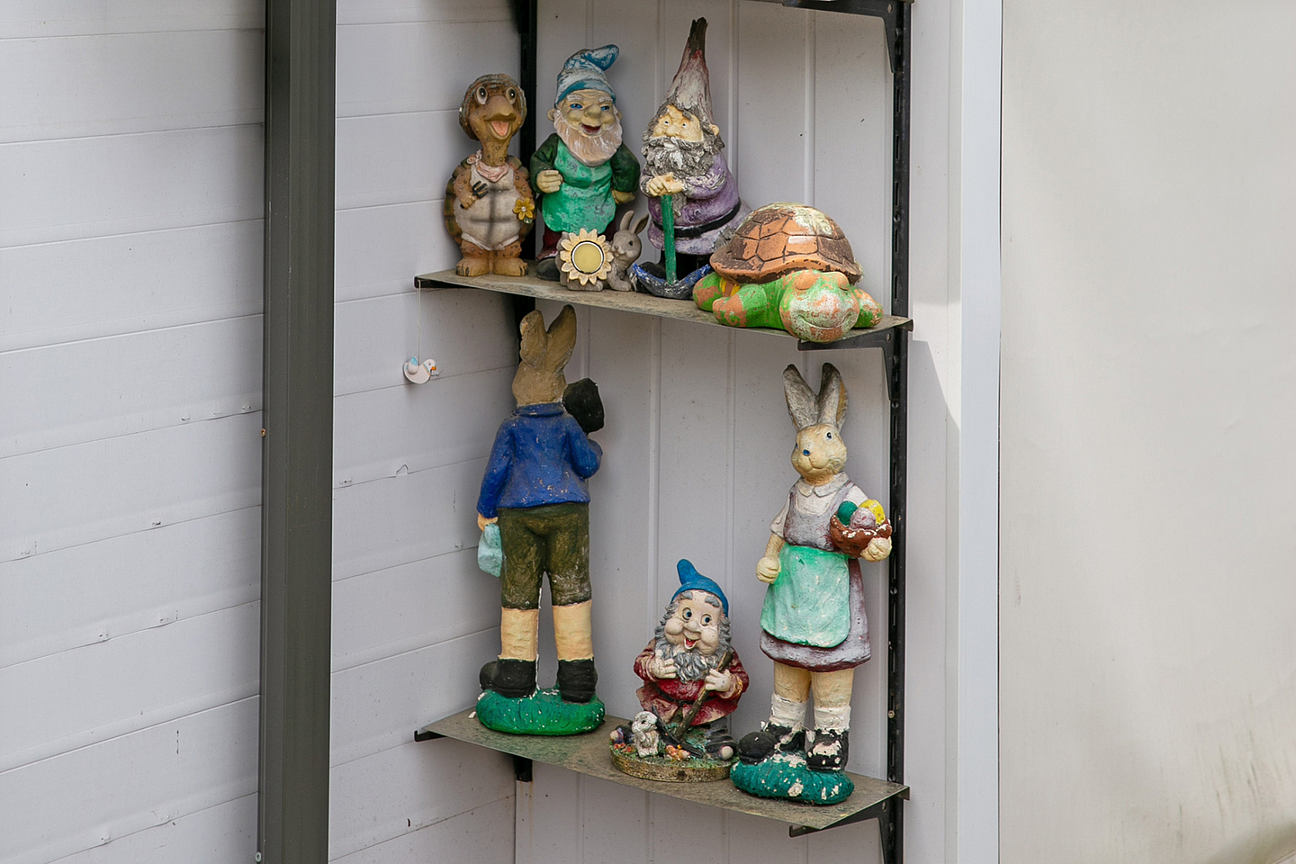 Ein ganzes Regal voller Gartenzwerge und anderen Figuren