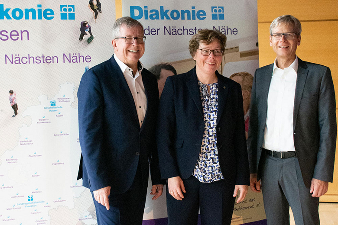 Die Vorstände der Diakonie Hessen, Wilfried Knapp (l) und Dr. Harald Clausen mit Bischöfin Dr. Beate Hofmann (EKKW). (Foto: Diakonie Hessen)
