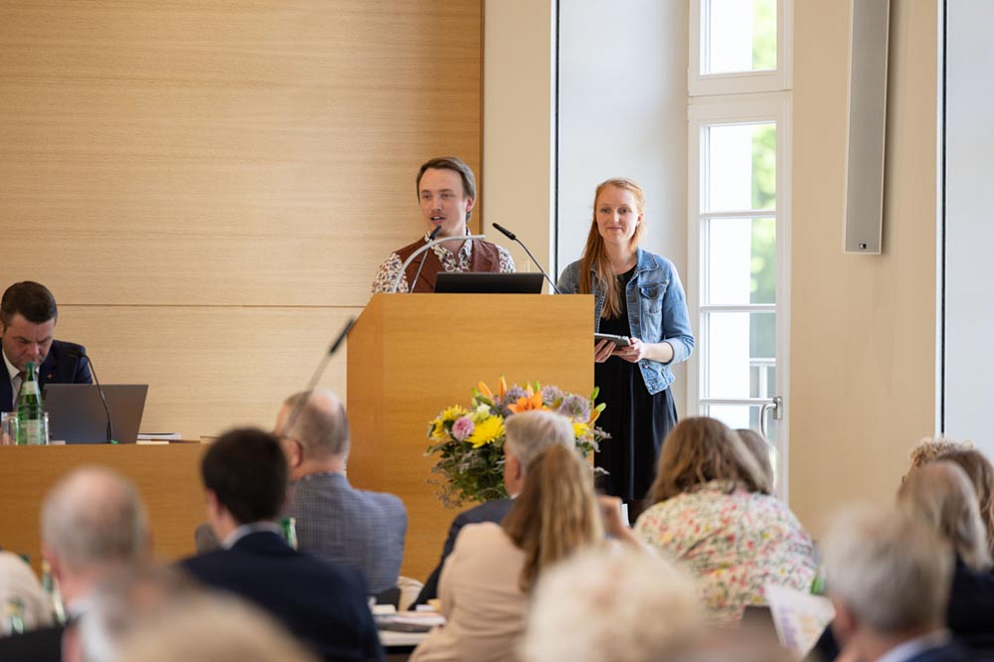 Die Synodalen Pfarrer Konrad Draude und Vikarin Lea-Katharina Müller
