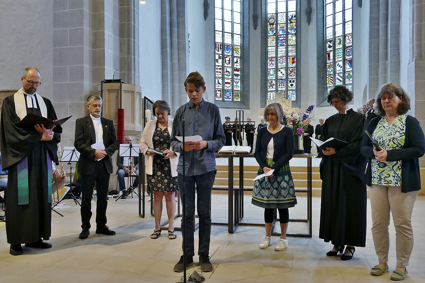 Alle Mitwirkenden bei der Fürbitte: v.l.n.r.: Pfr. Dr. Martin Abraham, Pfr. Martin Gies (Kath. Gemeinde St. Antonius von Padua), Prädikantin Stefanie Kühn, Teamer Jost Abraham, Kirchenvorsteherin Ulla Haupt, Dekanin Anja Fülling, Lektorin Claudia Meth